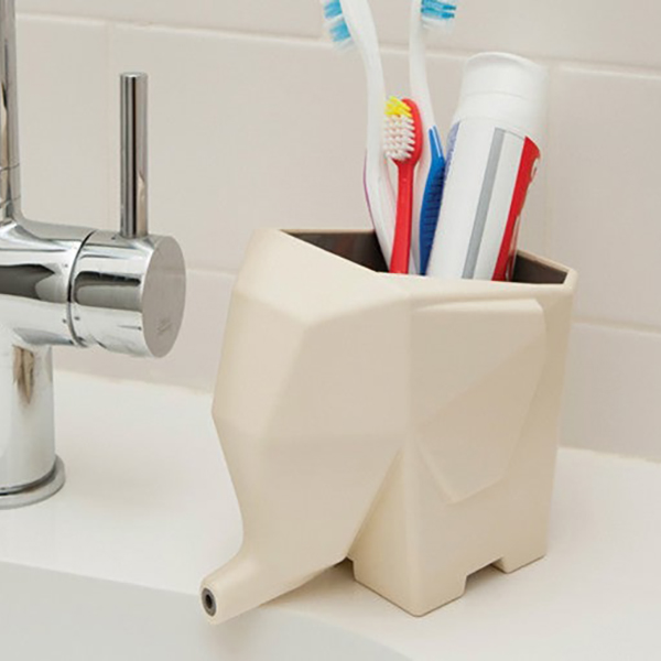 鼻からしっかり水切りをするお利口なゾウ。