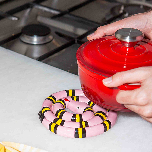 愛らしいトグロを巻いた蛇デザインの陶器製トリベット（鍋敷き）。