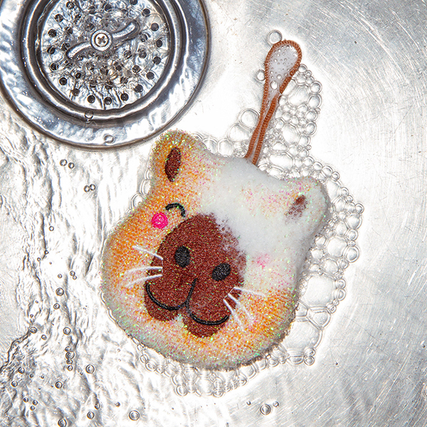 ごきげんなカピバラたちがしっかりお掃除！