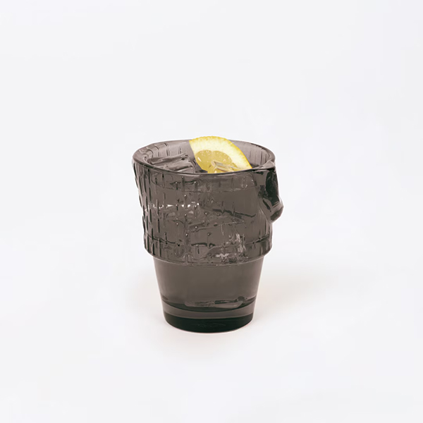 グラスを積み重ねることで猫のモチーフとなるスタッキンググラス。