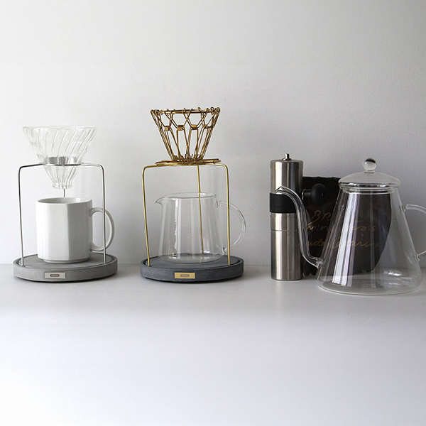 そこに置くだけで、空間の印象が整うコーヒードリッパースタンド