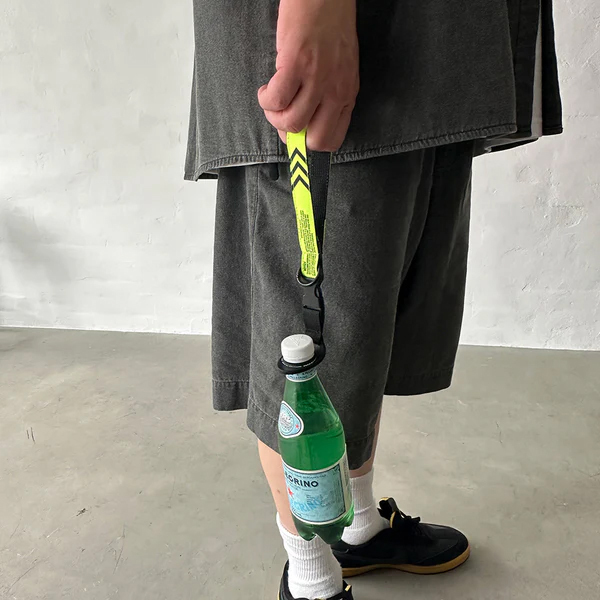 ペットボトルのネックに装着してぶら下げて歩ける、夏にはかかせないアイテム。