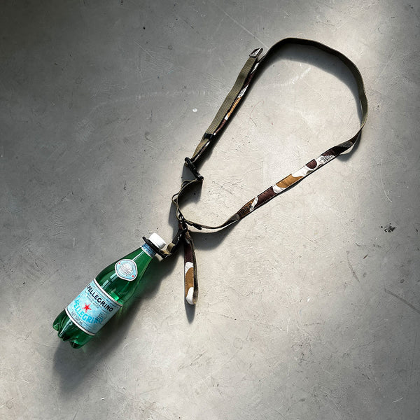 ペットボトルのネックに装着してぶら下げて歩ける、夏にはかかせないアイテム。