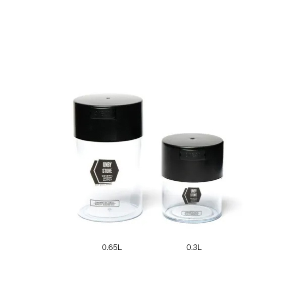 上部のPRESSボタンを押すだけで密閉状態になる、耐水性と防臭性が高いフードコンテナ。