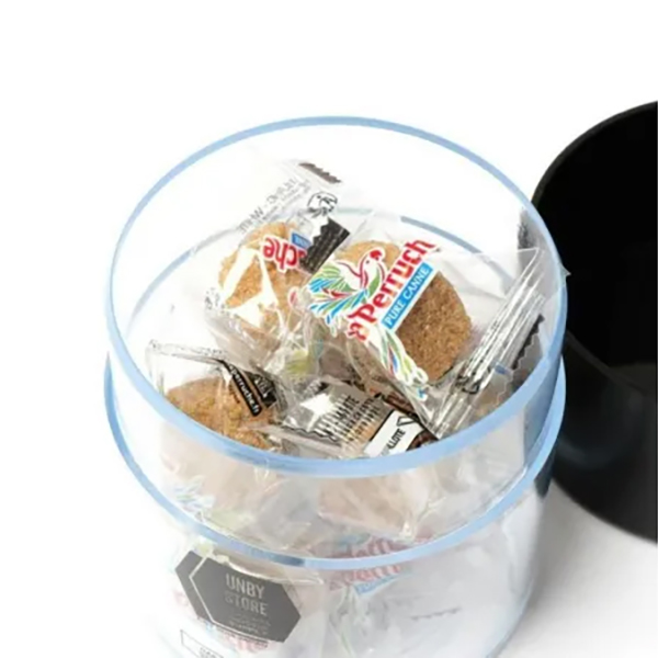 上部のPRESSボタンを押すだけで密閉状態になる、耐水性と防臭性が高いフードコンテナ。