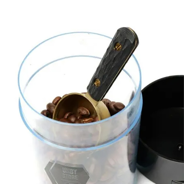 上部のPRESSボタンを押すだけで密閉状態になる、耐水性と防臭性が高いフードコンテナ。