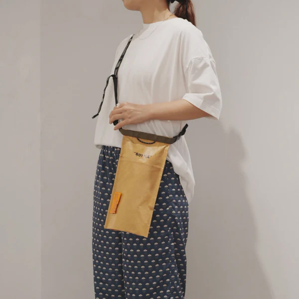 高密度ポリエチレンを使用した簡易保冷バッグシリーズ。