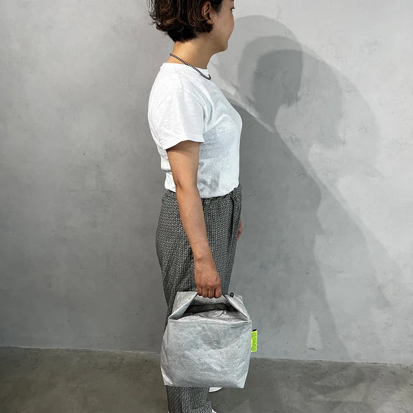 高密度ポリエチレンを使用した簡易保冷バッグシリーズ。