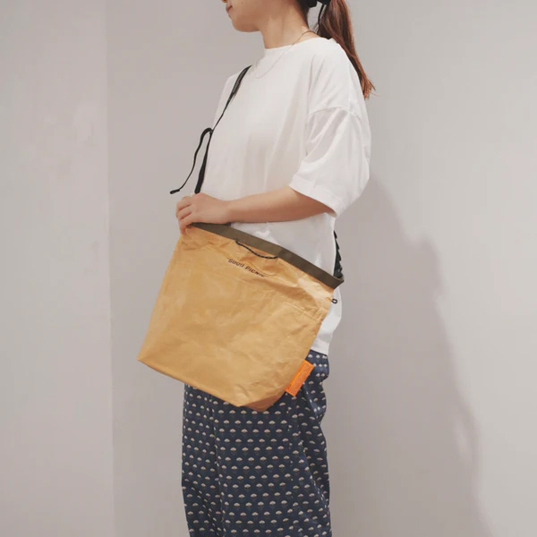 高密度ポリエチレンを使用した簡易保冷バッグシリーズ。