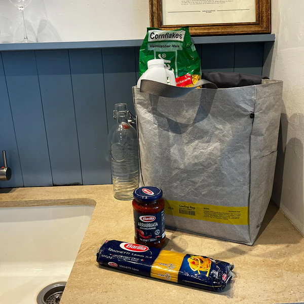 高密度ポリエチレンを使用した簡易保冷バッグシリーズ。