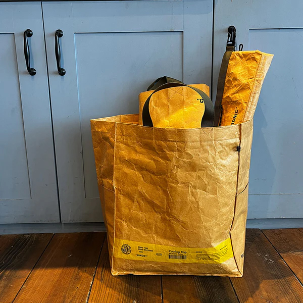 高密度ポリエチレンを使用した簡易保冷バッグシリーズ。