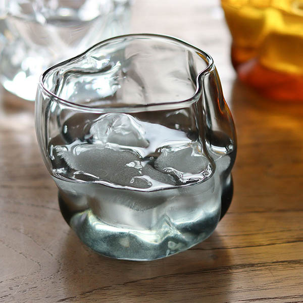 アート性と実用性を兼ね備えたガラス器です。