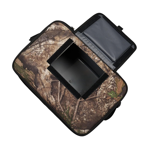 リアルツリーカモ柄のクーラーバッグ。