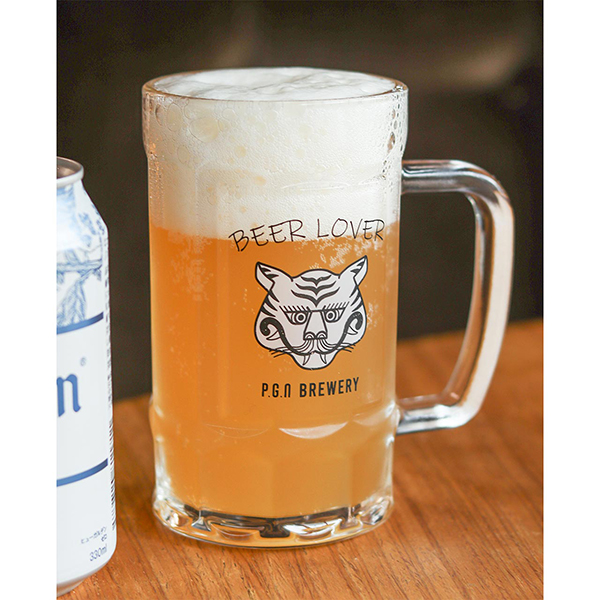 タイガーのイラストが目を惹く、ユニークなビールジョッキ2個セット。