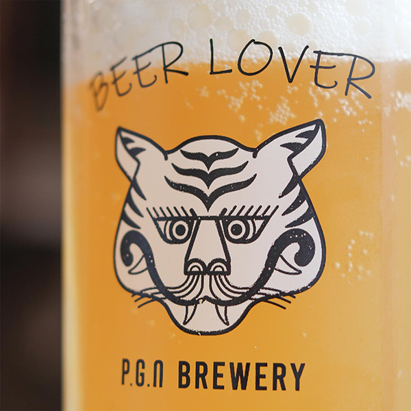 タイガーのイラストが目を惹く、ユニークなビールジョッキ2個セット。