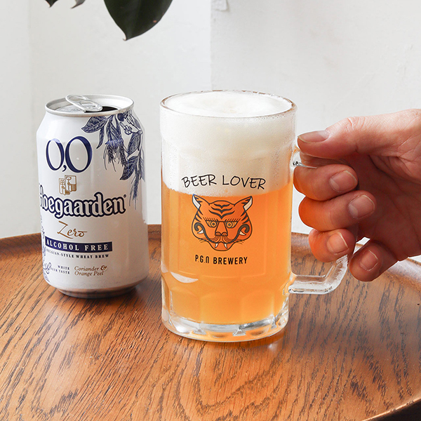 タイガーのイラストが目を惹く、ユニークなビールジョッキ2個セット。