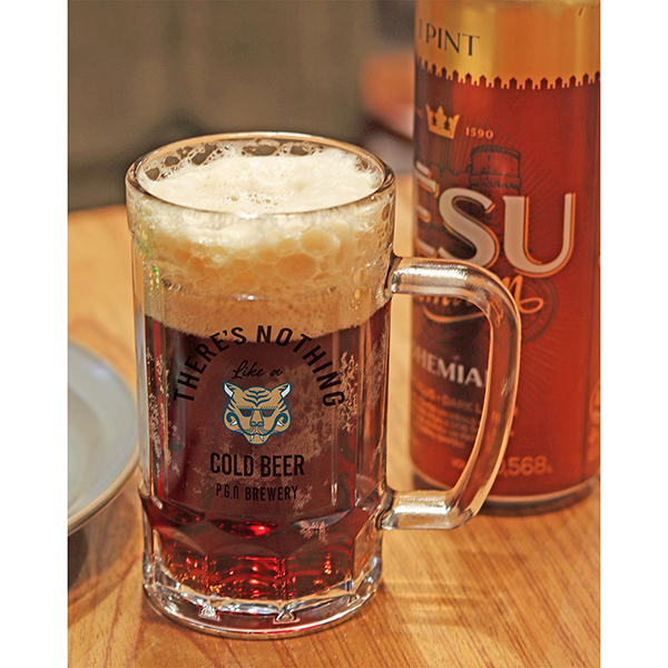 タイガーのイラストが目を惹く、ユニークなビールジョッキ2個セット。