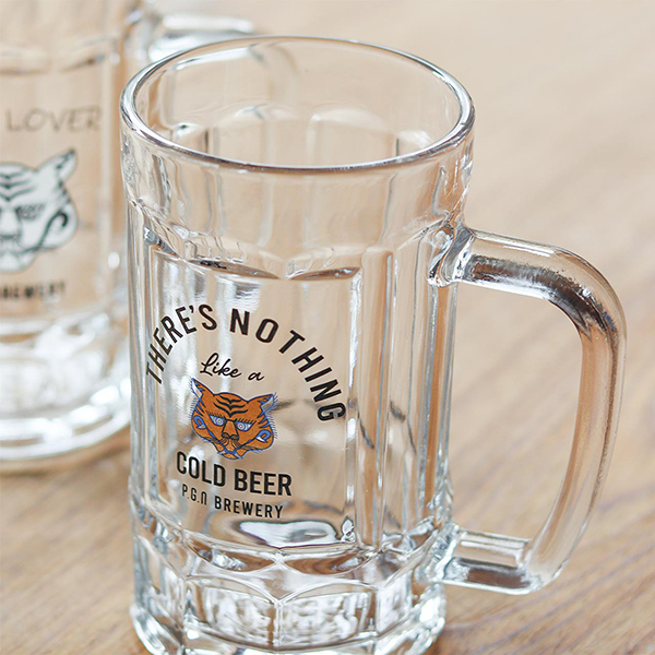 タイガーのイラストが目を惹く、ユニークなビールジョッキ2個セット。