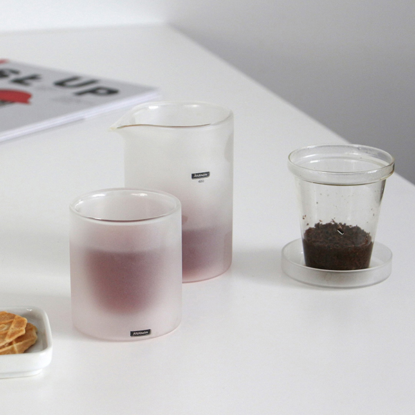 ダブルウォール構造のビーカーに、耐熱ガラス製のストレーナー(茶漉し)と蓋をセットにしたティーポット。