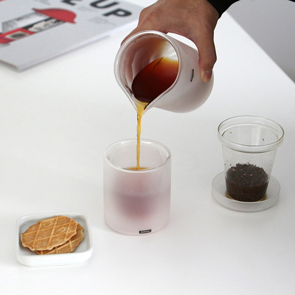 ダブルウォール構造のビーカーに、耐熱ガラス製のストレーナー(茶漉し)と蓋をセットにしたティーポット。