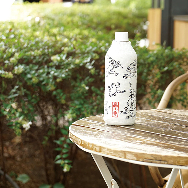 マイボトルをお気に入りの柄でカバーできる“BOTOCO”の鳥獣戯画デザイン。