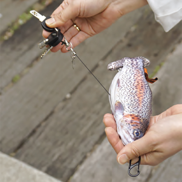 お腹の中に鍵やリップなどを収納できる小さめの魚ポーチです
