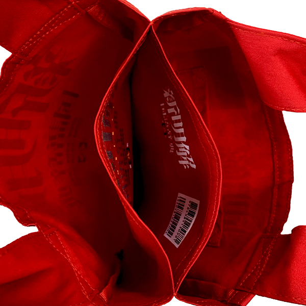 内側のポケットをひっくり返すとコンパクトになる便利な小さめサイズのトートバッグです。