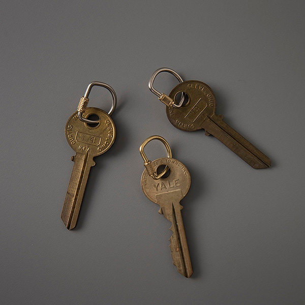 小型のスクリューロックタイプの真鍮製キーリング