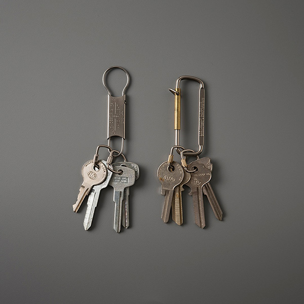小型のスクリューロックタイプの真鍮製キーリング