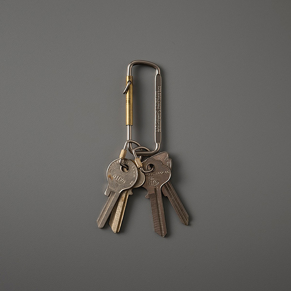 小型のスクリューロックタイプの真鍮製キーリング