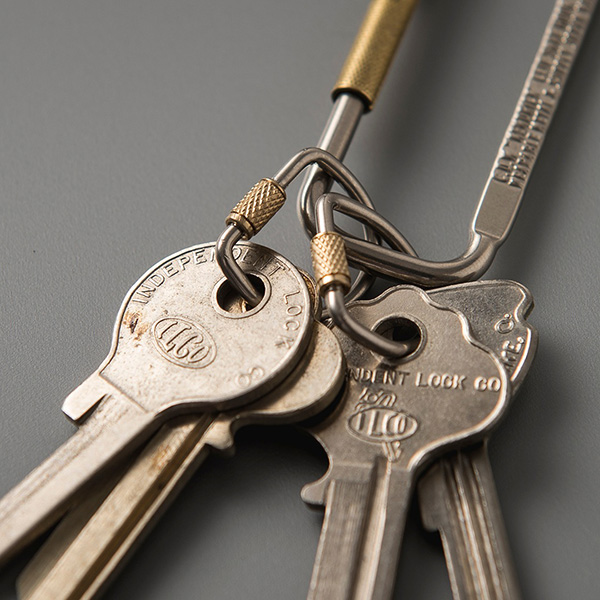 小型のスクリューロックタイプの真鍮製キーリング