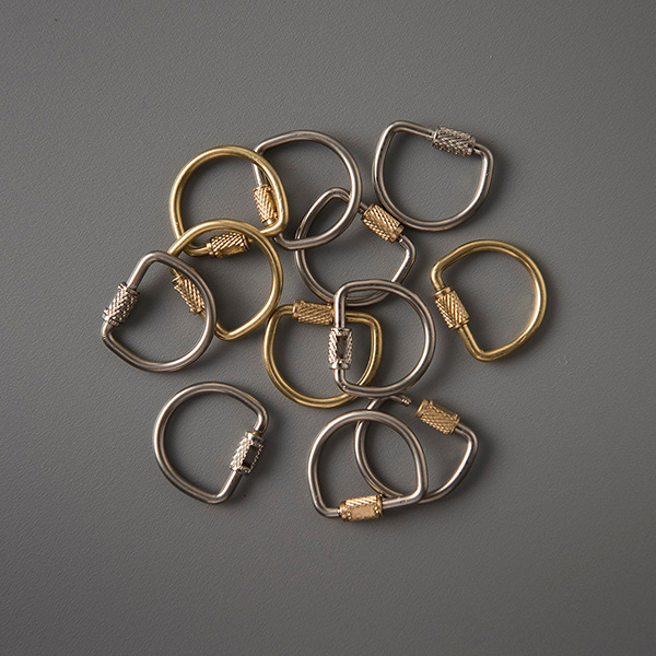 小型のスクリューロックタイプの真鍮製キーリング