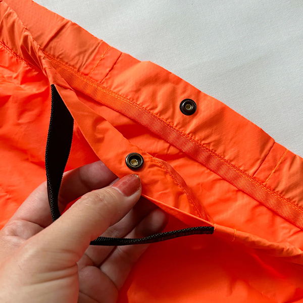 薄手のナイロン生地を使用したライトウェイトなパッカブルショルダーバッグ