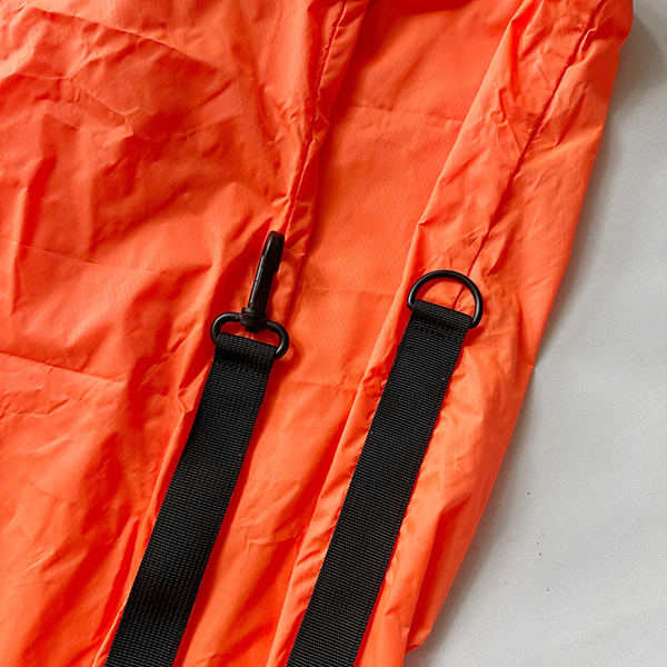 薄手のナイロン生地を使用したライトウェイトなパッカブルショルダーバッグ