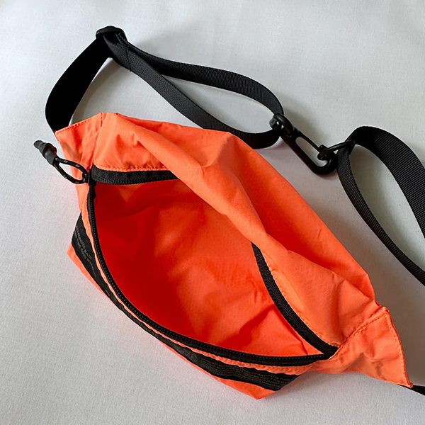 薄手のナイロン生地を使用したライトウェイトなパッカブルショルダーバッグ
