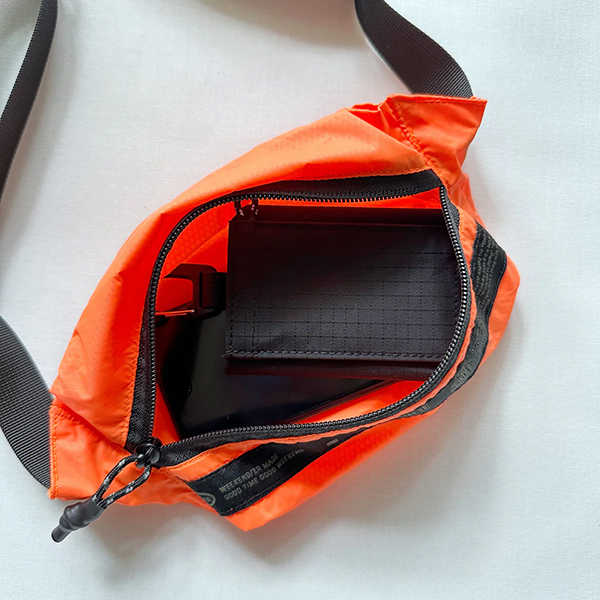 薄手のナイロン生地を使用したライトウェイトなパッカブルショルダーバッグ