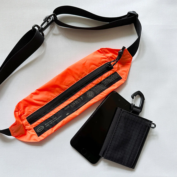 薄手のナイロン生地を使用したライトウェイトなパッカブルショルダーバッグ