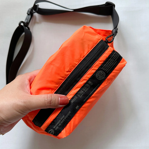 薄手のナイロン生地を使用したライトウェイトなパッカブルショルダーバッグ