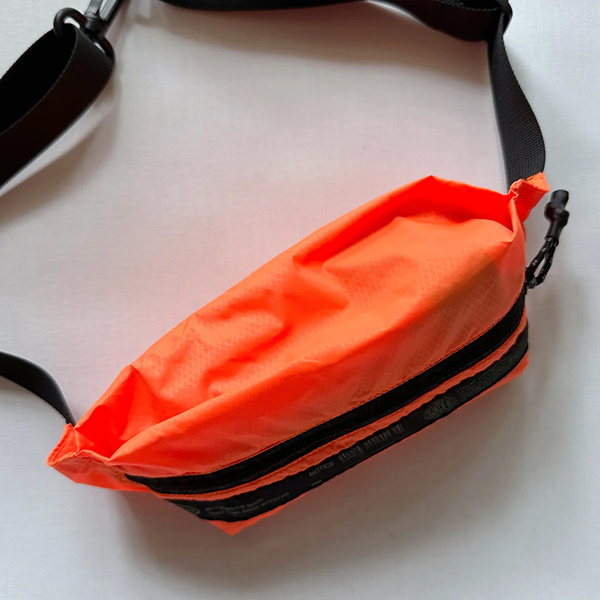 薄手のナイロン生地を使用したライトウェイトなパッカブルショルダーバッグ