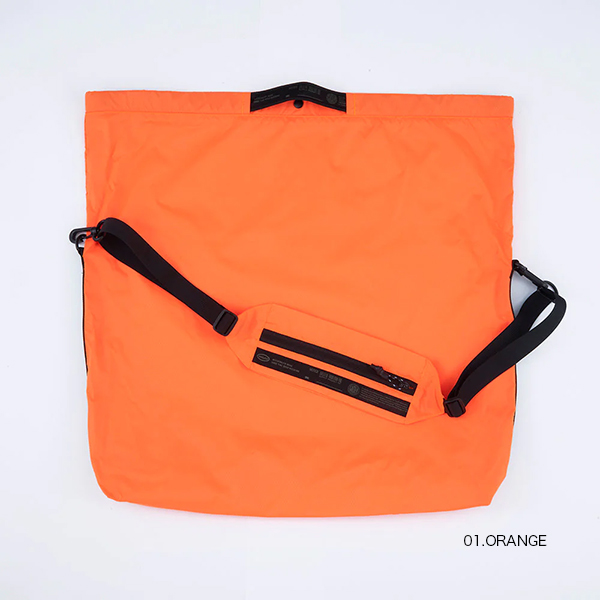 薄手のナイロン生地を使用したライトウェイトなパッカブルショルダーバッグ