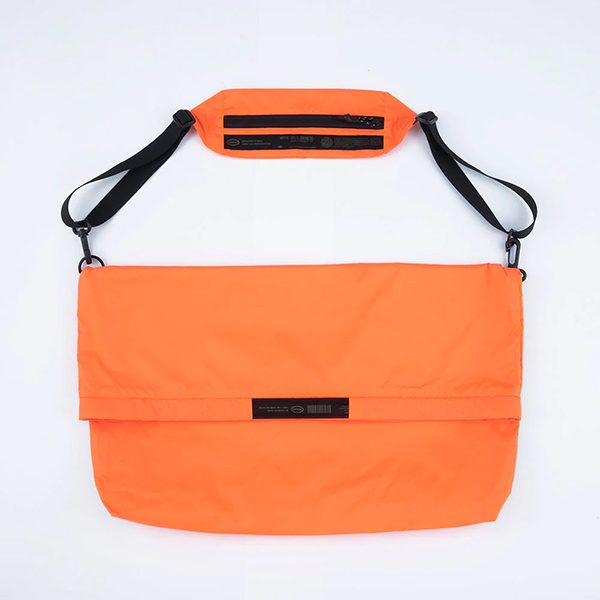 薄手のナイロン生地を使用したライトウェイトなパッカブルショルダーバッグ