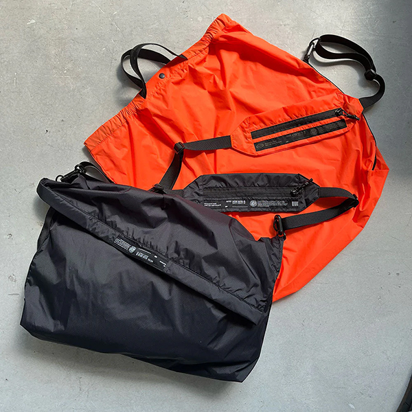 薄手のナイロン生地を使用したライトウェイトなパッカブルショルダーバッグ