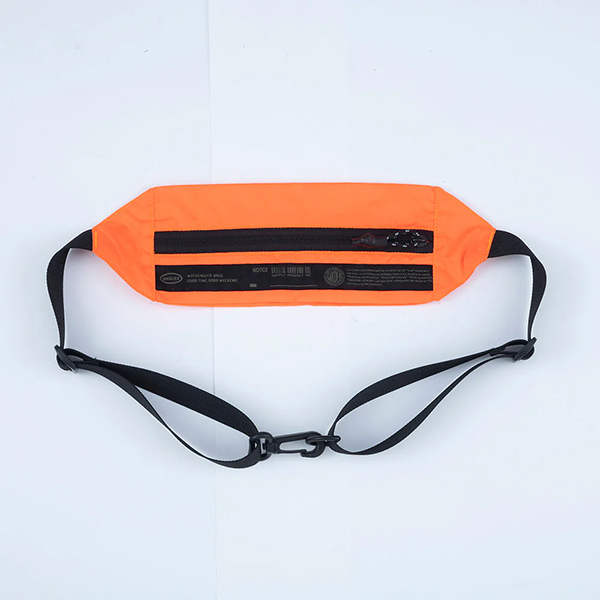 薄手のナイロン生地を使用したライトウェイトなパッカブルショルダーバッグ