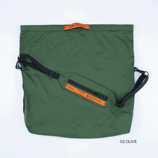 薄手のナイロン生地を使用したライトウェイトなパッカブルショルダーバッグ