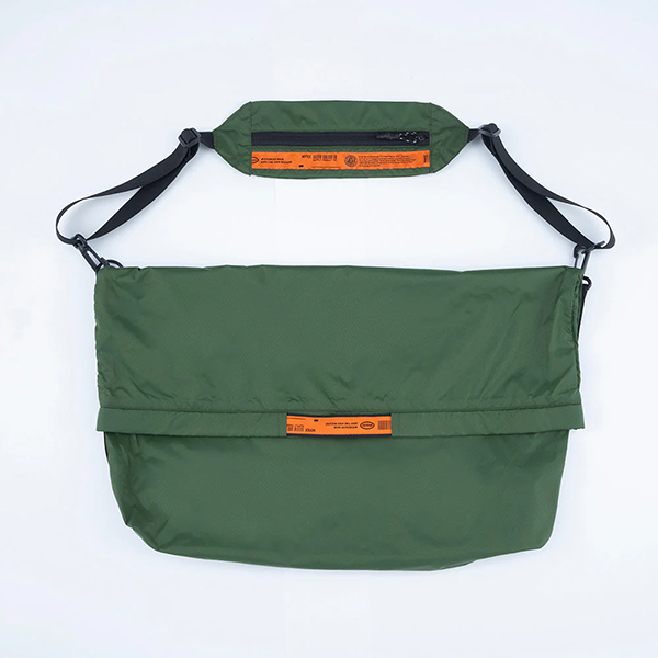 薄手のナイロン生地を使用したライトウェイトなパッカブルショルダーバッグ