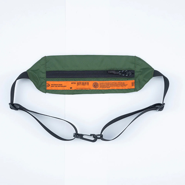 薄手のナイロン生地を使用したライトウェイトなパッカブルショルダーバッグ