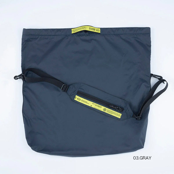 薄手のナイロン生地を使用したライトウェイトなパッカブルショルダーバッグ