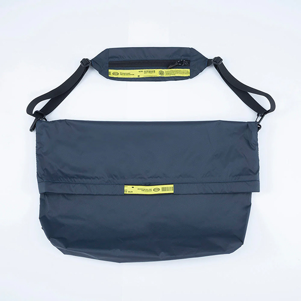 薄手のナイロン生地を使用したライトウェイトなパッカブルショルダーバッグ