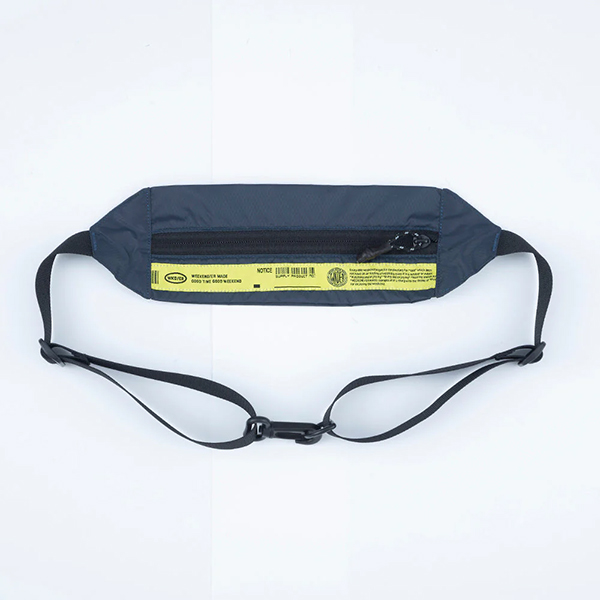 薄手のナイロン生地を使用したライトウェイトなパッカブルショルダーバッグ