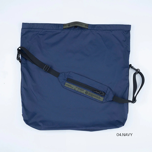薄手のナイロン生地を使用したライトウェイトなパッカブルショルダーバッグ